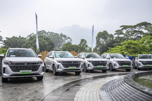首款10万内中型插混SUV,蓝电E5真成了油车“杀手”!