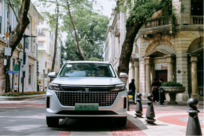 蓝电E5突破价格底线?中型插混SUV,只要9.98万,油车看得头都大了