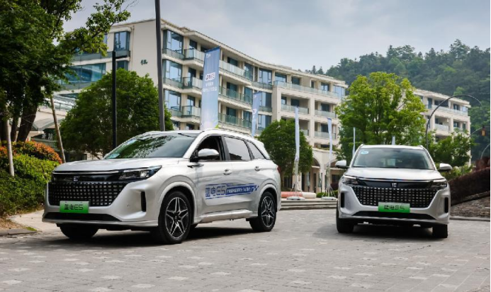 中型SUV、是插混、还不足10万元,蓝电E5让吉利博越L怎么“活”