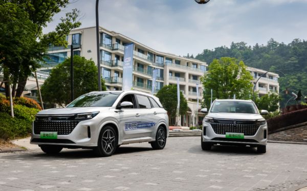 不到10万元就能入的中型插混SUV;还有7座可选,蓝电E5现在太火了