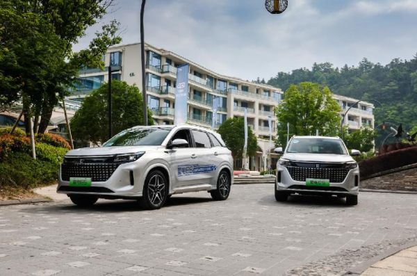 同样是插混SUV,蓝电E5定位中型才9.98万起,欧尚Z6 iDD拿什么比?