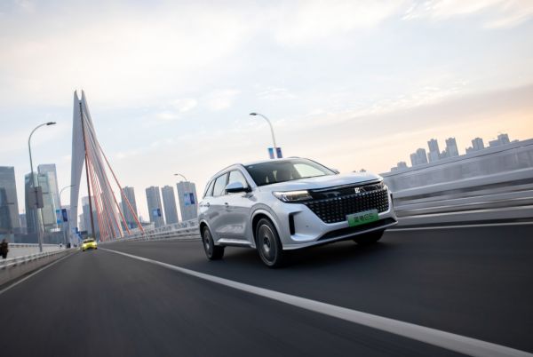 中型SUV“对抗”紧凑型SUV,最近爆火蓝电E5让宋PLUS DM-i黯然失色?